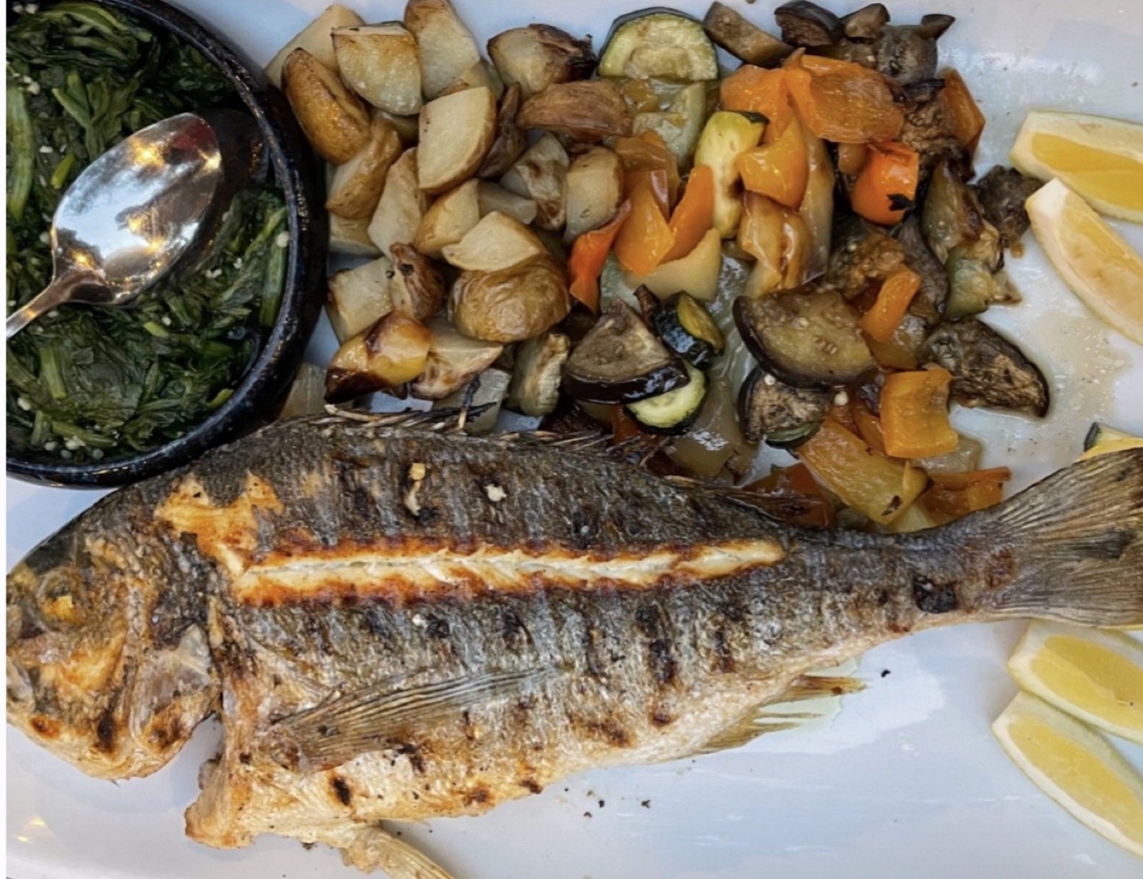 Gegrillter Branzino mit Beilagen