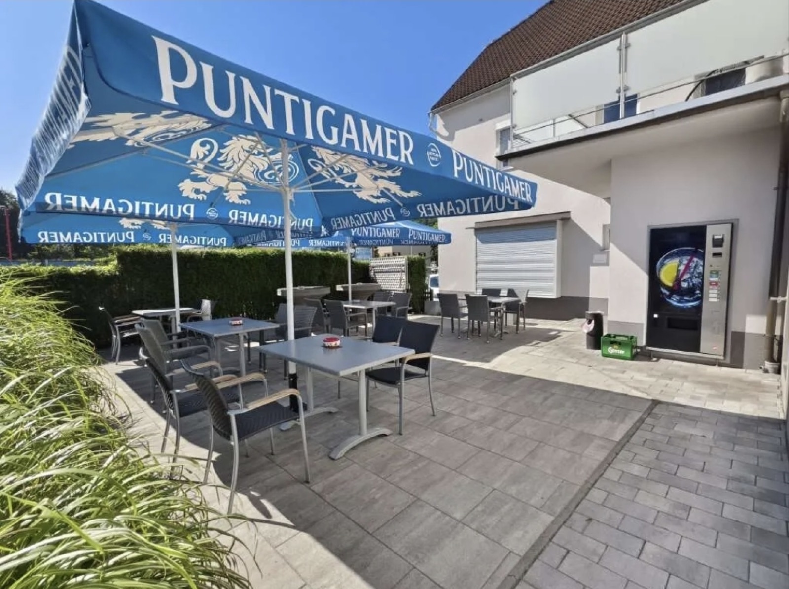 Gastgarten mit Sonnenschirmen