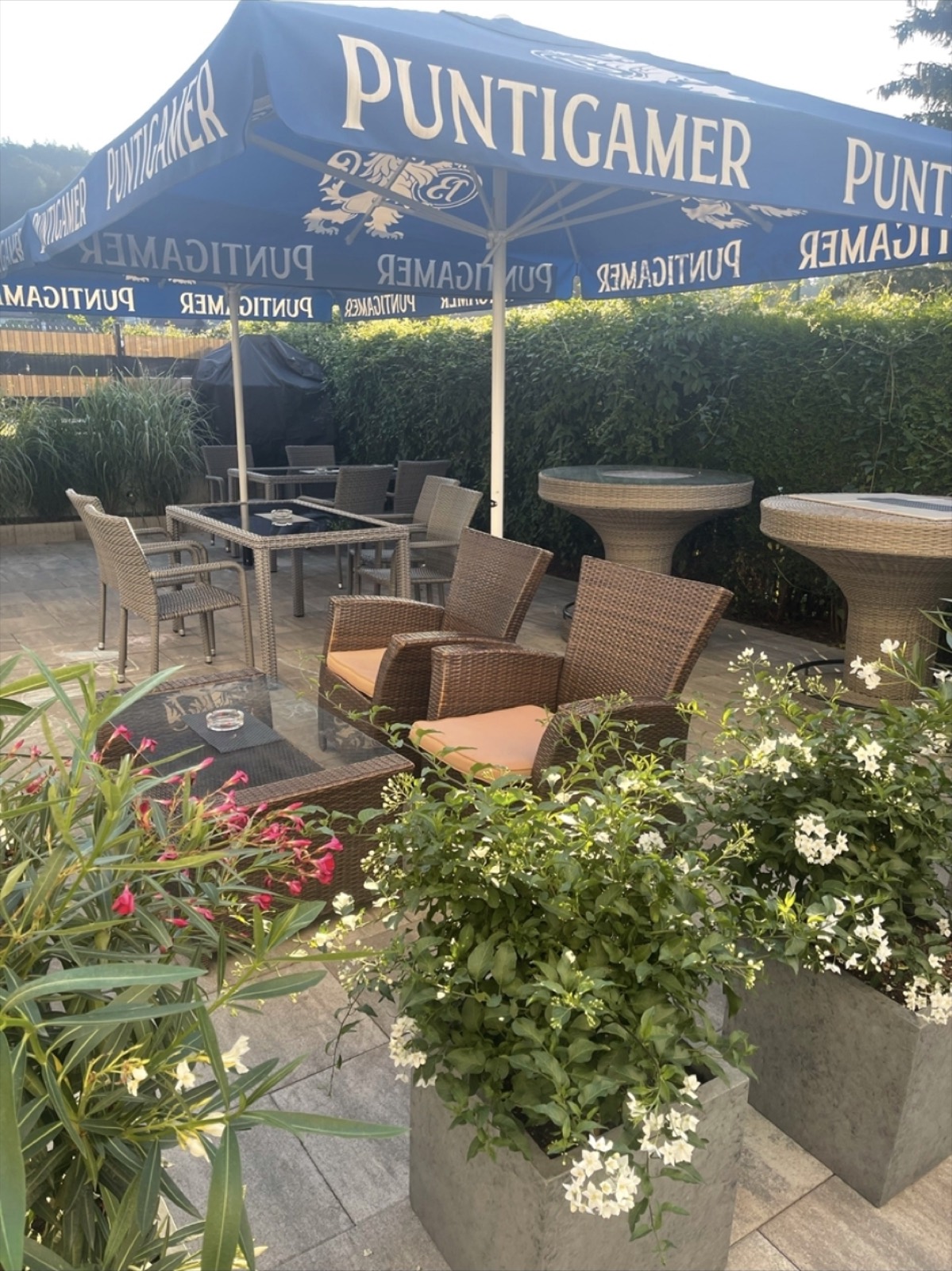 Sitzplätze im Gastgarten