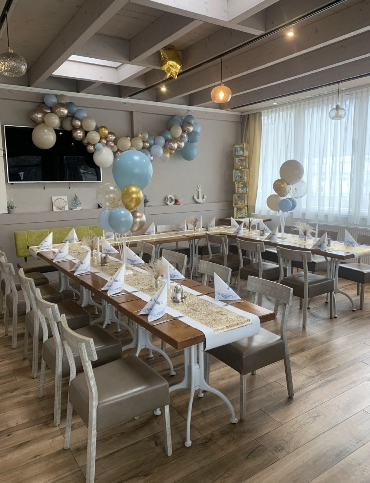 Festlich gedeckte Tafel im Gastraum